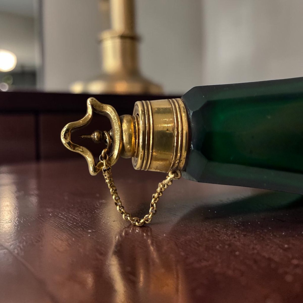 Raffinato flacone da profumo francese in vetro verde sfaccettato e oro 18 carati-photo-4