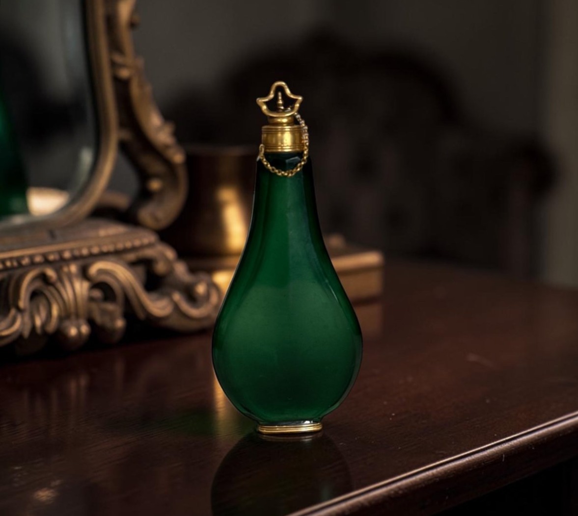 Raffinato flacone da profumo francese in vetro verde sfaccettato e oro 18 carati
