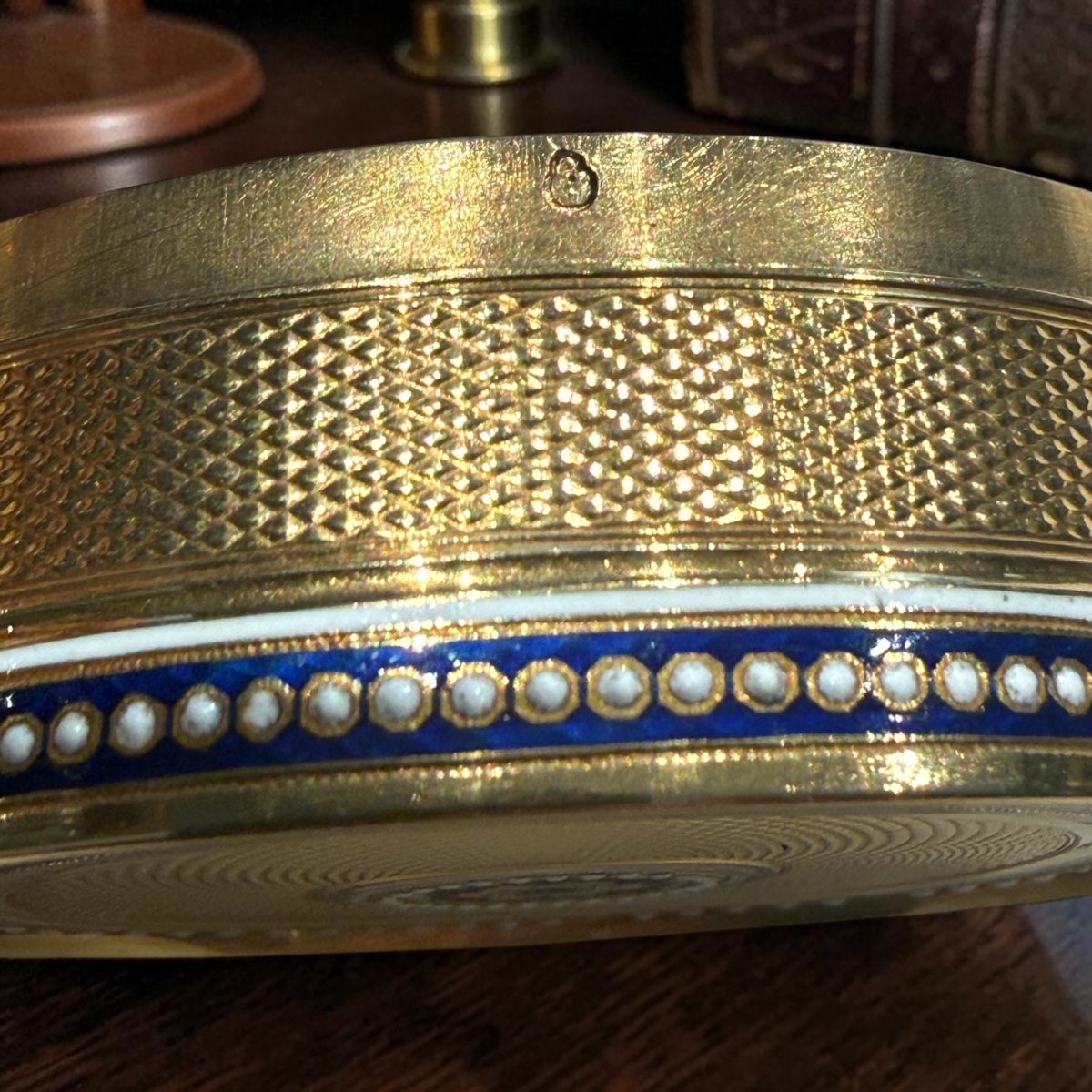 Joseph-Étienne Blerzy – Tabacchiera rotonda in oro 18 carati e smalti, Parigi, 1774–1778 circa-photo-2