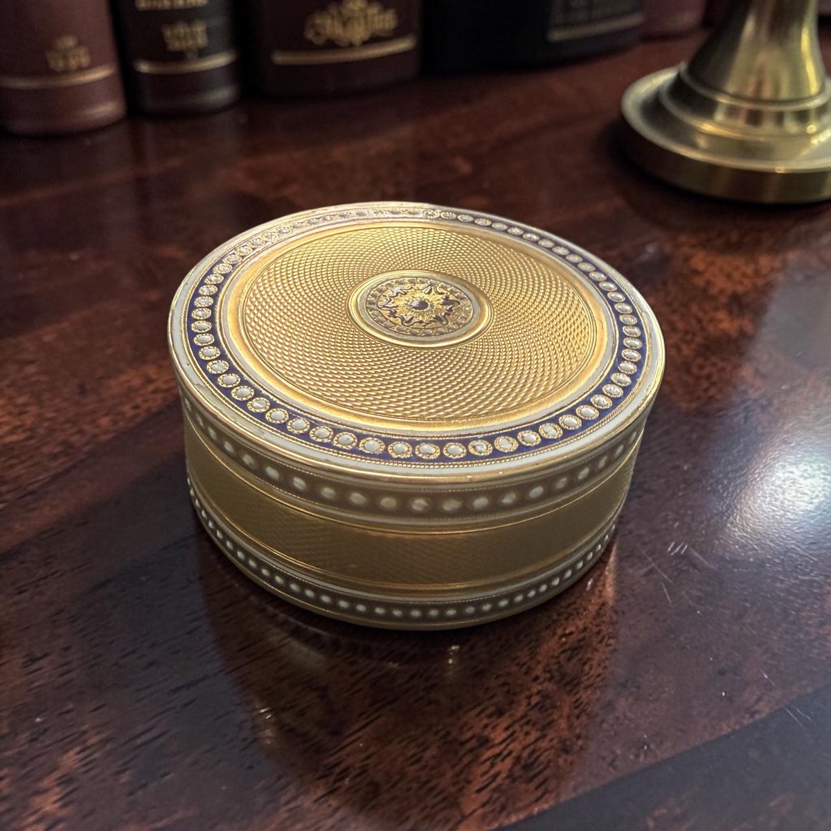 Joseph-Étienne Blerzy – Tabacchiera rotonda in oro 18 carati e smalti, Parigi, 1774–1778 circa