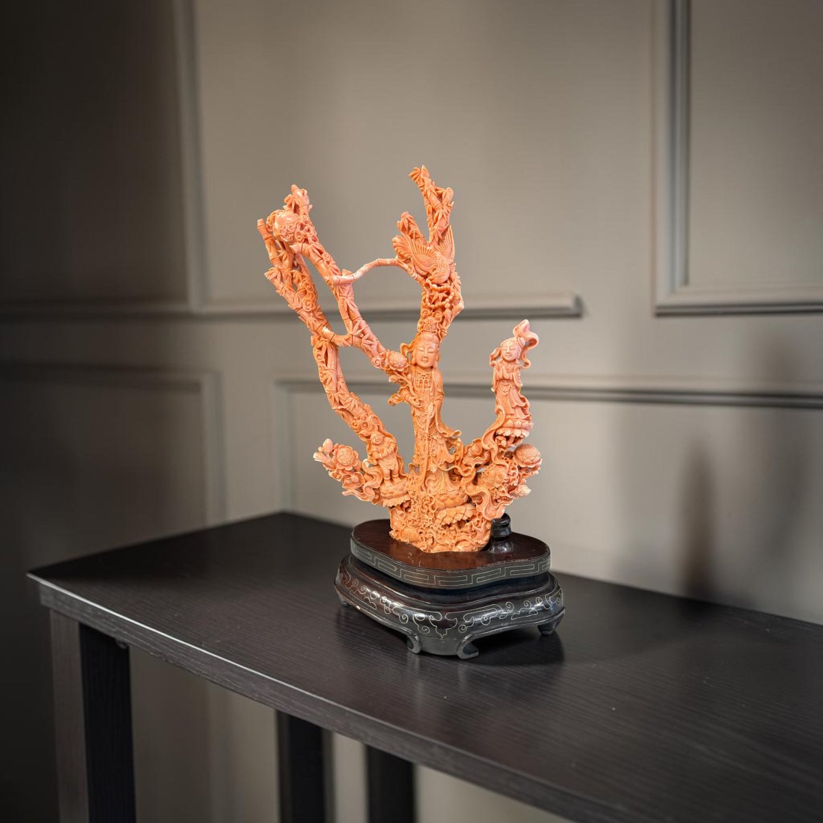 Importante gruppo scultoreo orientale in corallo cerasuolo