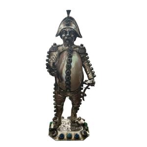 Scultura da conversazione in argento, madreperla e pietre dure raffigurante un ufficiale carica
