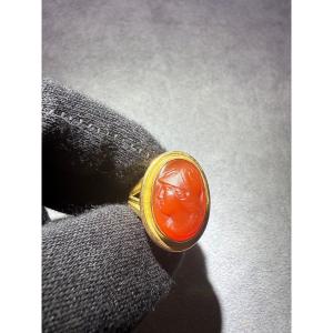 Anello antico in oro 18 kt con intaglio in corniola raffigurante Minerva