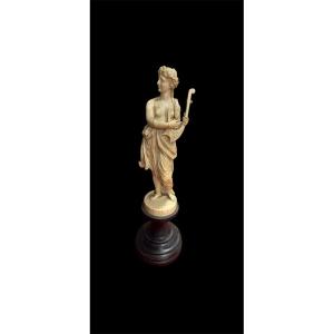 Scultura in avorio raffigurante Musa con lira