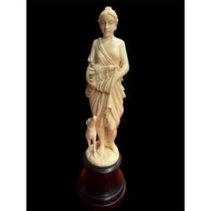 Scultura in avorio raffigurante Diana cacciatrice
