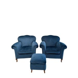Coppia di poltrone con pouf in velluto blu cangiante