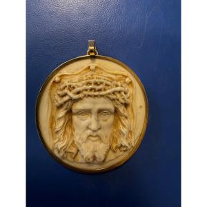 Pendente devozionale “Ecce Homo” in avorio scolpito e oro 18 carati 