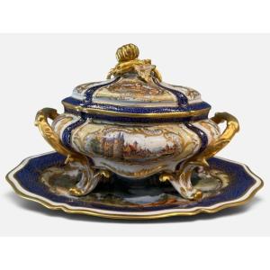 Zuppiera con coperchio e vassoio in porcellana policroma e oro, Germania, fine XIX