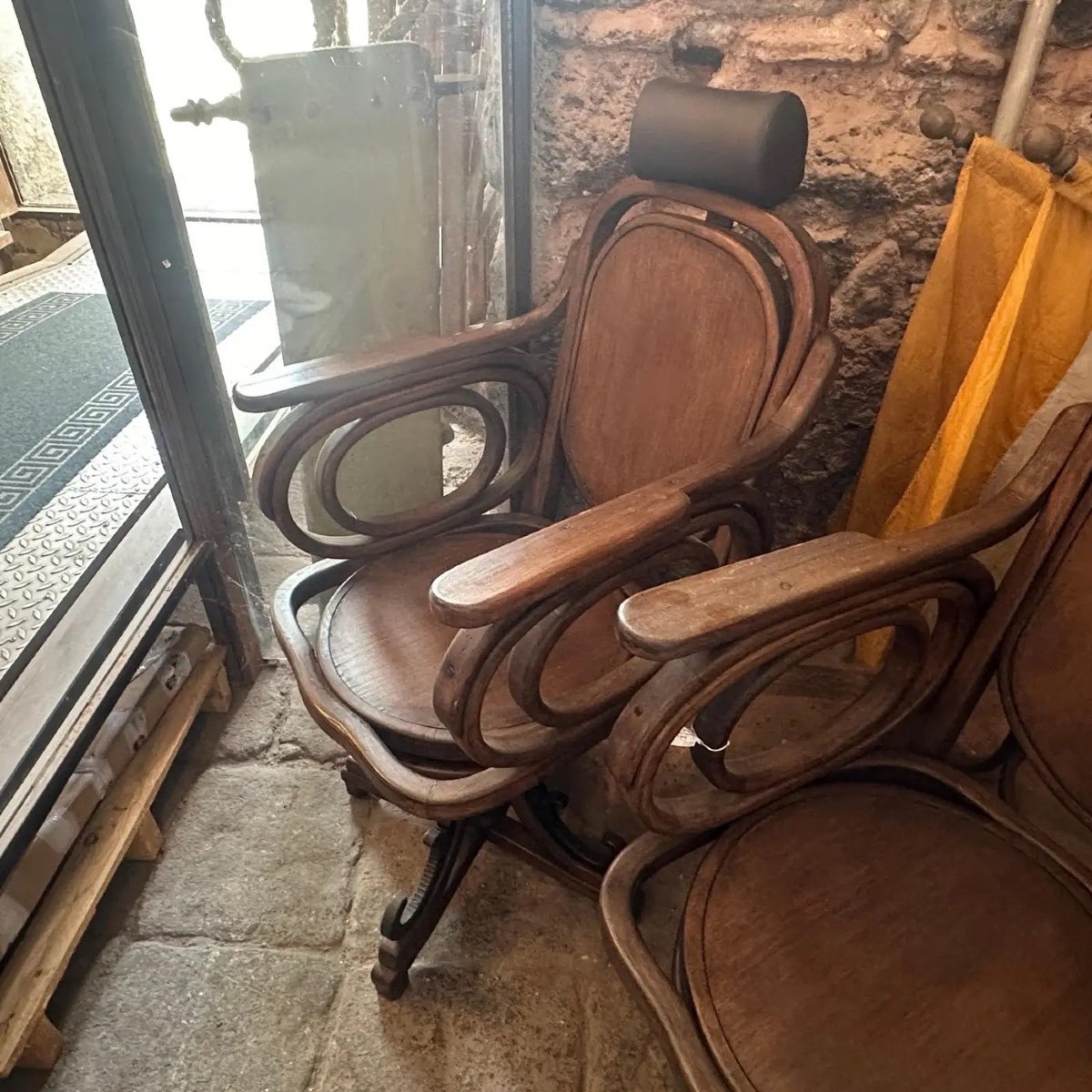 Set di due sedie girevoli da barbiere Thonet italiano Art Nouveau del 1900-photo-5