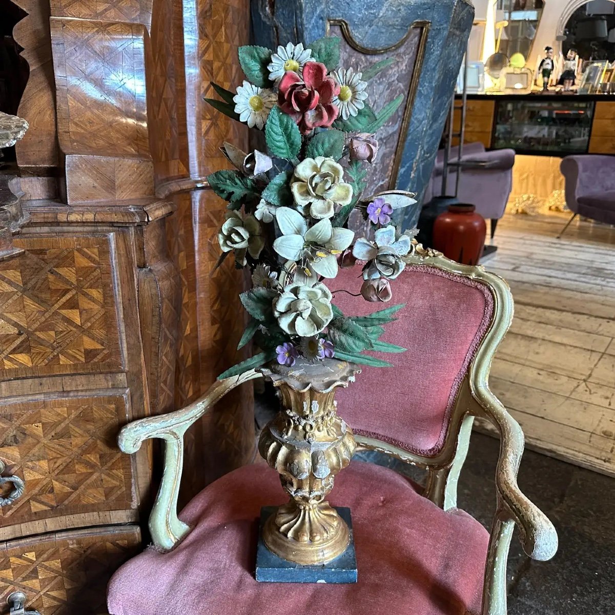 Portapalme decorativo italiano in legno dorato del XIX secolo con composizione di fiori-photo-2