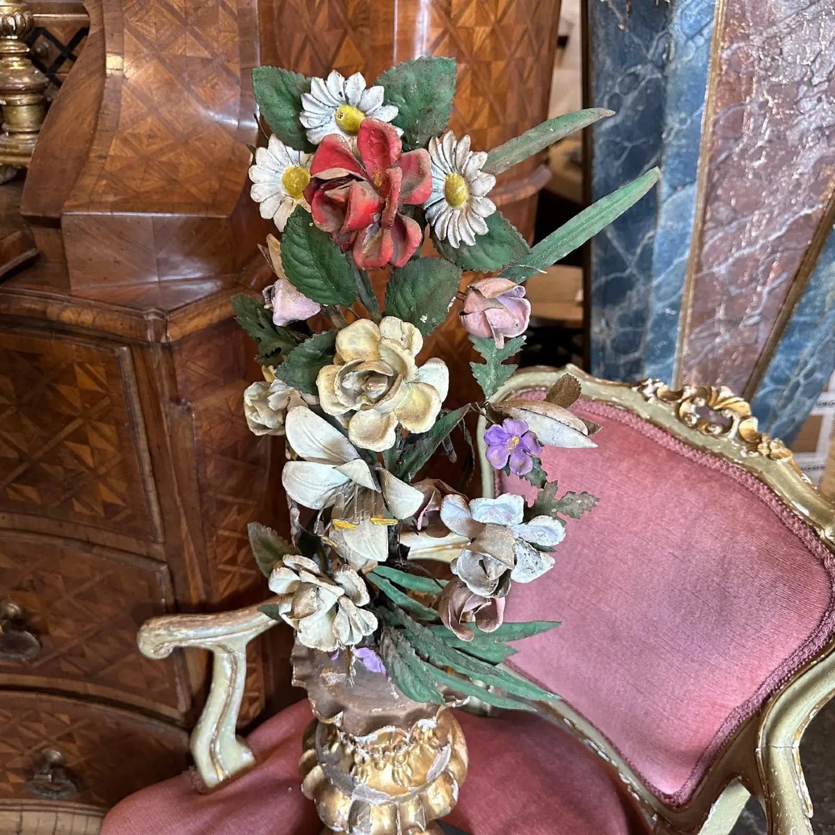 Portapalme decorativo italiano in legno dorato del XIX secolo con composizione di fiori-photo-3