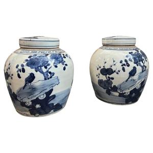 Una coppia di barattoli di zenzero cinesi in ceramica blu e bianca della fine del XX secolo