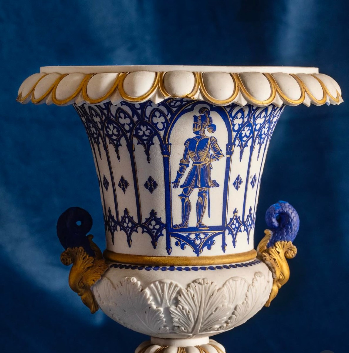 coppia di vasi medici in Biscuit con decori neogotici -photo-2