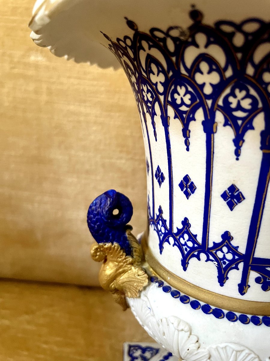 coppia di vasi medici in Biscuit con decori neogotici -photo-2