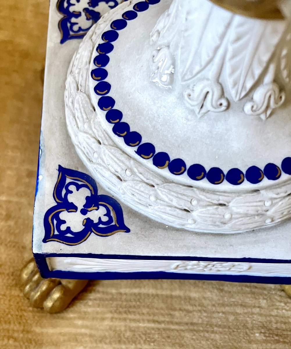 coppia di vasi medici in Biscuit con decori neogotici -photo-6