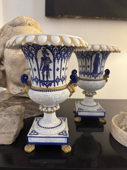 coppia di vasi medici in Biscuit con decori neogotici 
