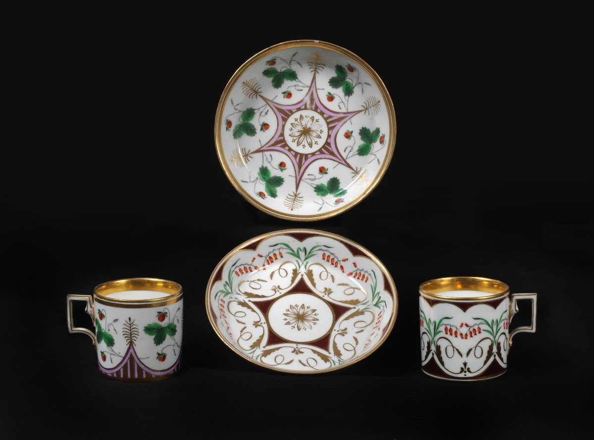 due tazze con piattino in porcellana Manifattura Vienna. 1.200€ l'una 