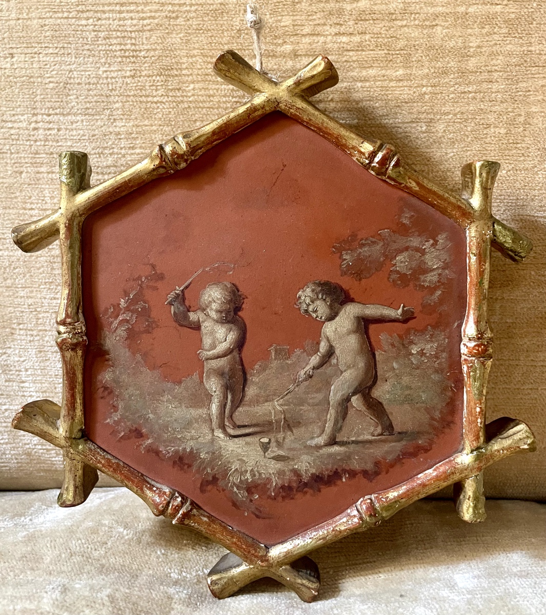 Piccolo dipinto esagonale con scena di putti 