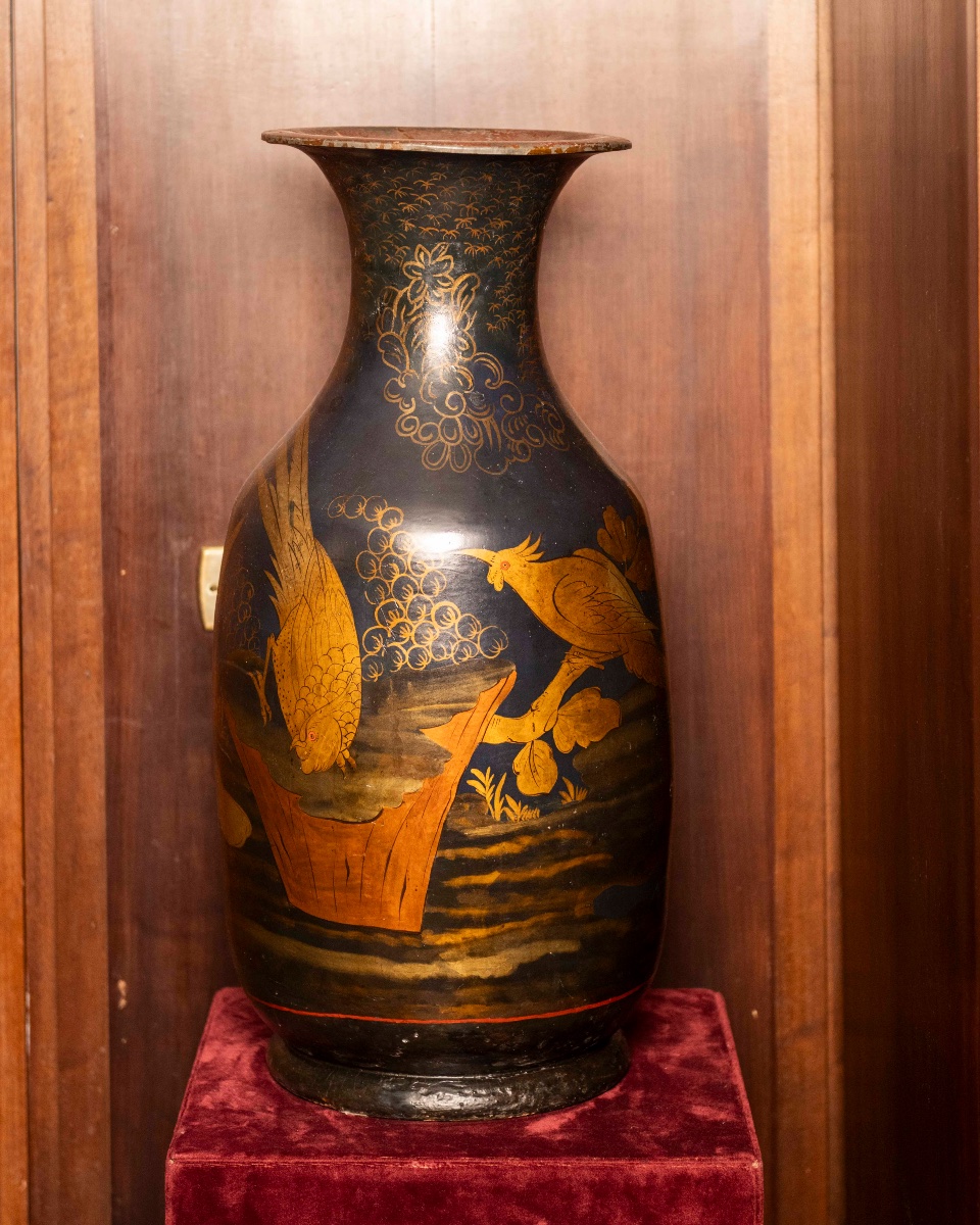 Coppia di vasi in terracotta laccati in chinoiserie -photo-1