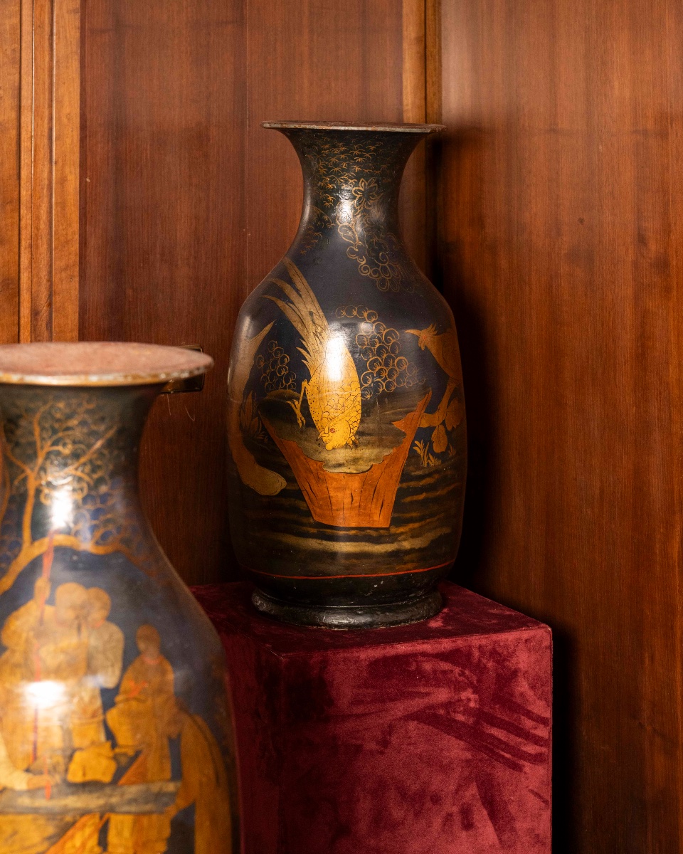 Coppia di vasi in terracotta laccati in chinoiserie -photo-2