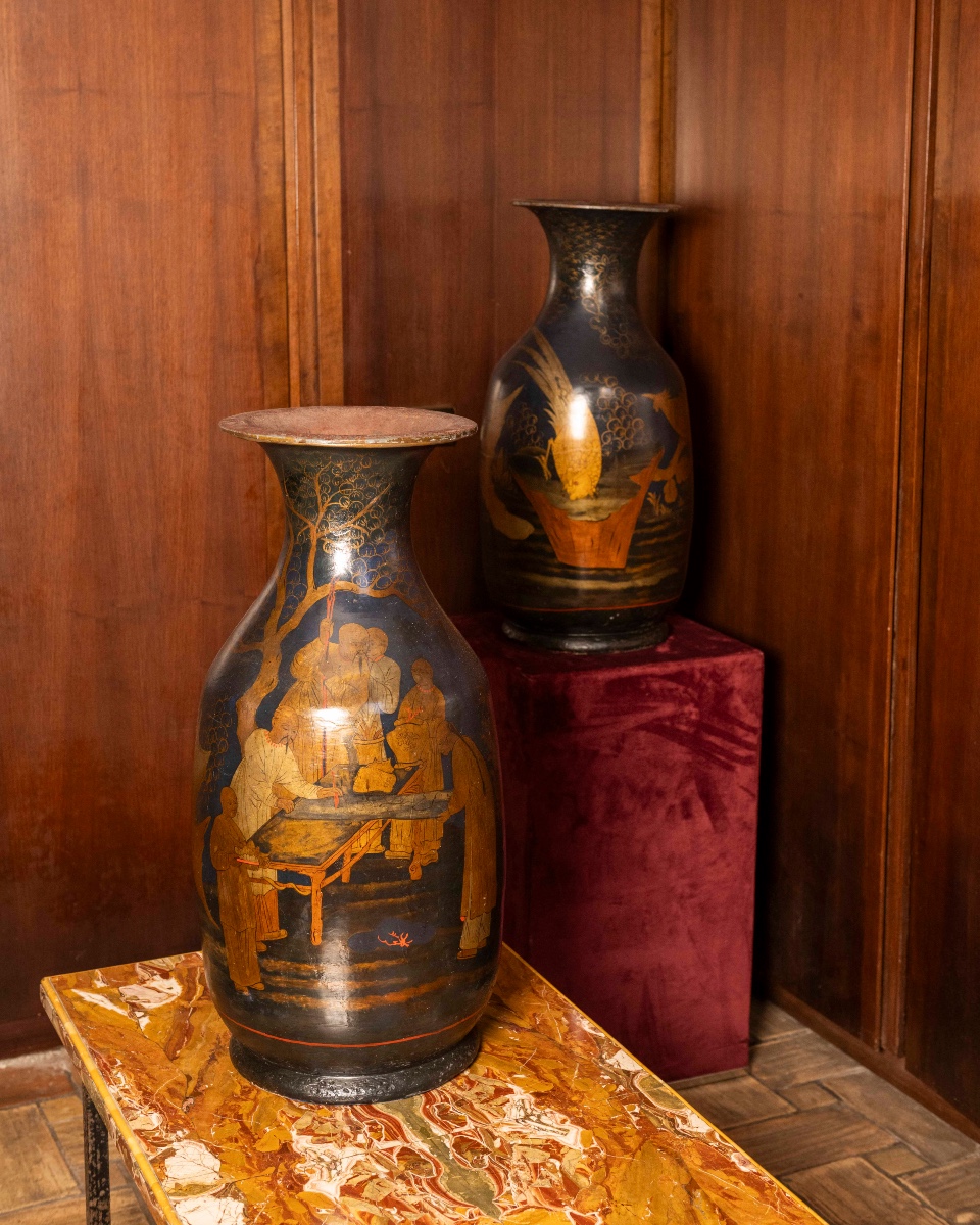 Coppia di vasi in terracotta laccati in chinoiserie 