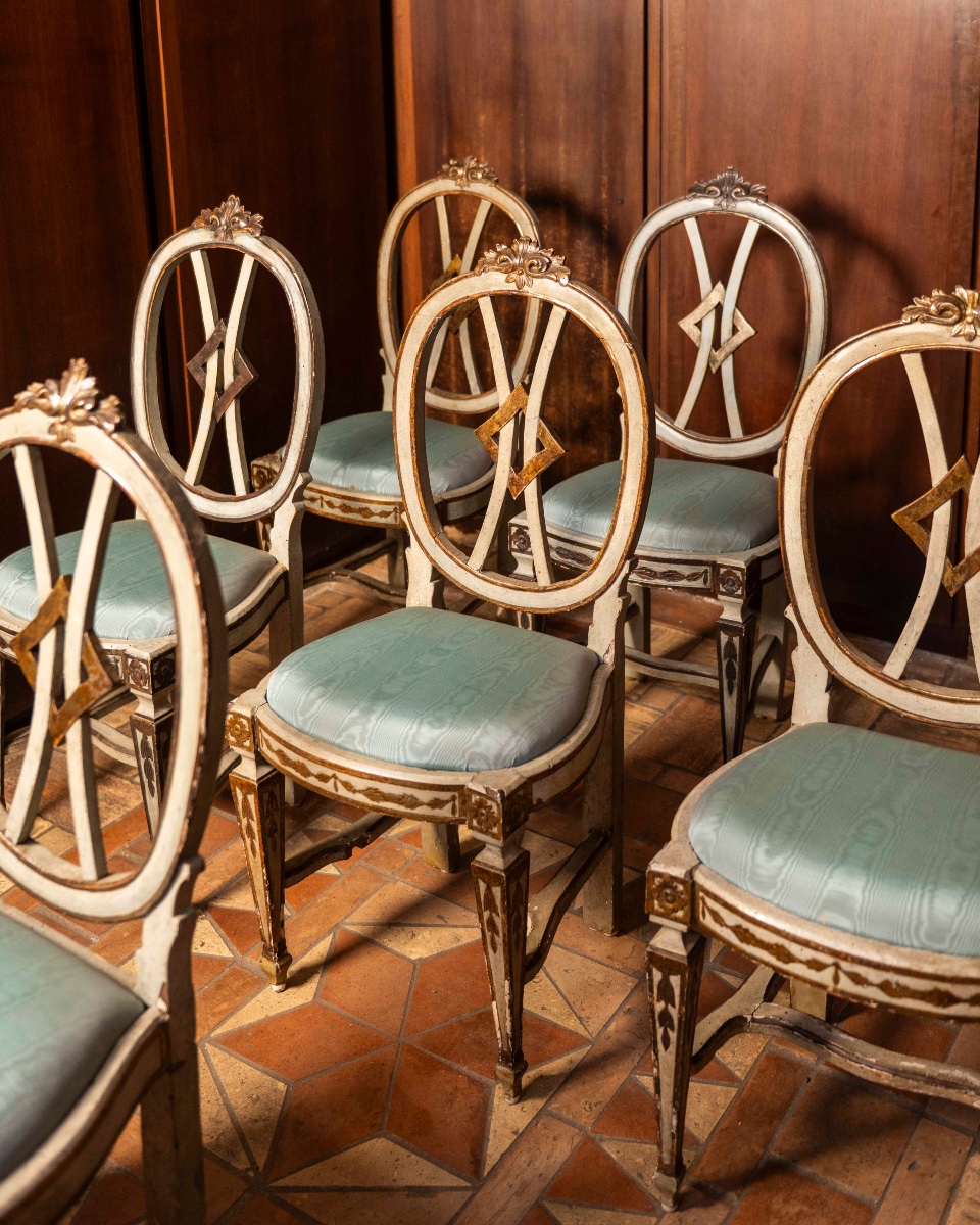 Gruppo di dieci sedie in legno decorato e laccato