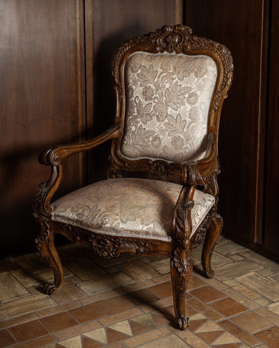 Poltrona il legno di noce con rivestimento bianco damascato-photo-2