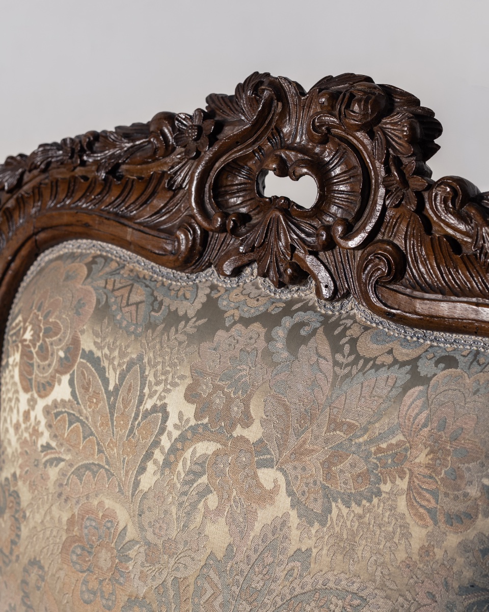Poltrona il legno di noce con rivestimento bianco damascato-photo-3