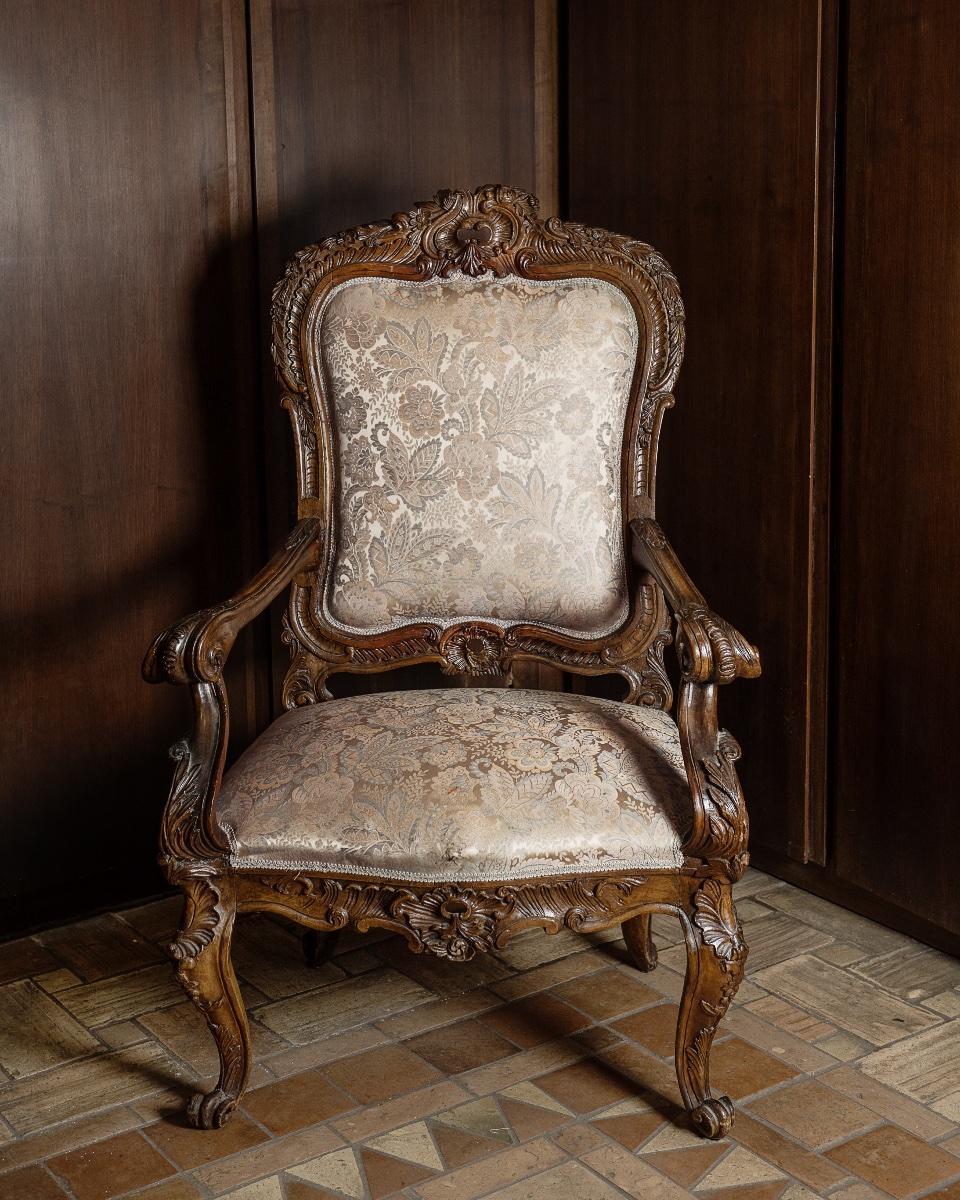 Poltrona il legno di noce con rivestimento bianco damascato