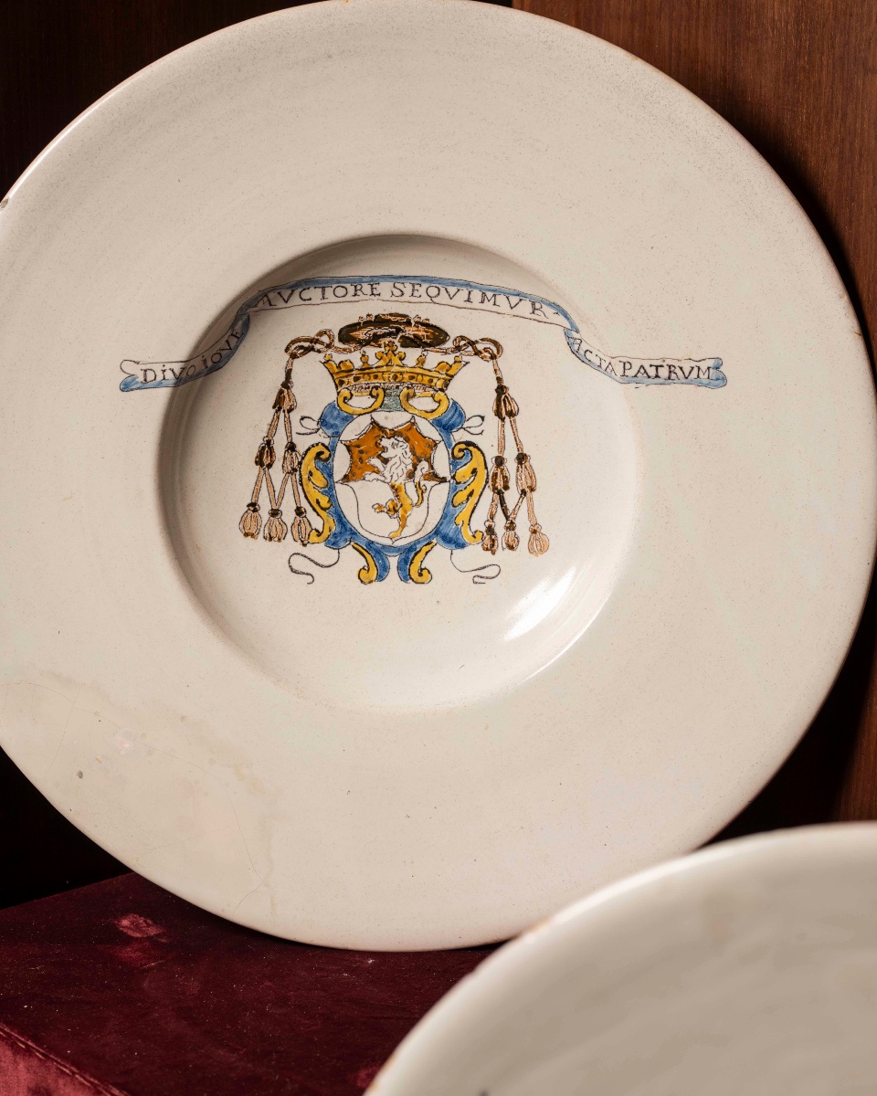 Manifattura Faenza del XVII secolo, Coppia di piatti da parata in maiolica bianca-photo-2
