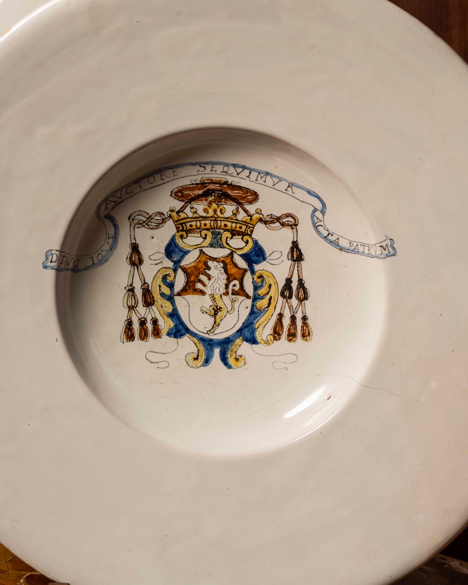 Manifattura Faenza del XVII secolo, Coppia di piatti da parata in maiolica bianca-photo-3