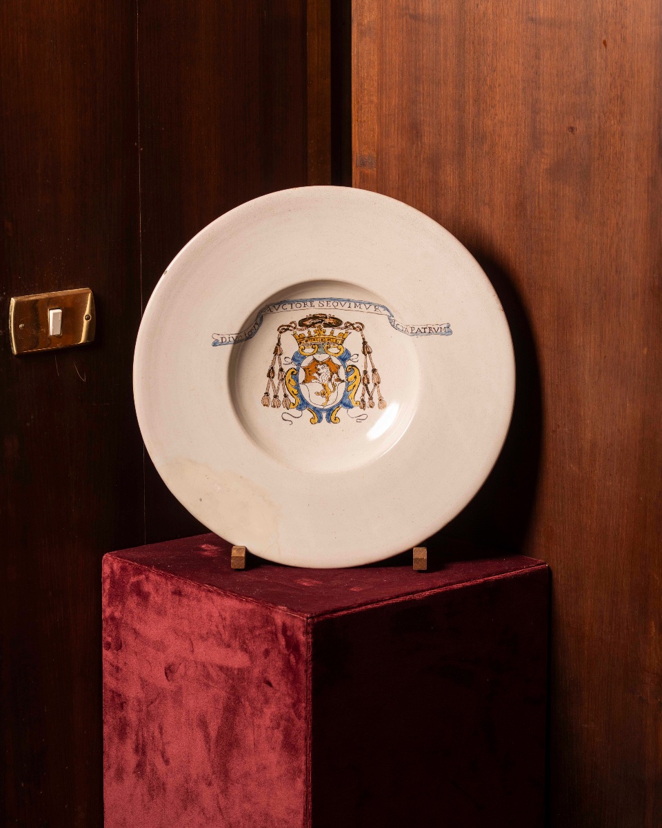 Manifattura Faenza del XVII secolo, Coppia di piatti da parata in maiolica bianca-photo-4