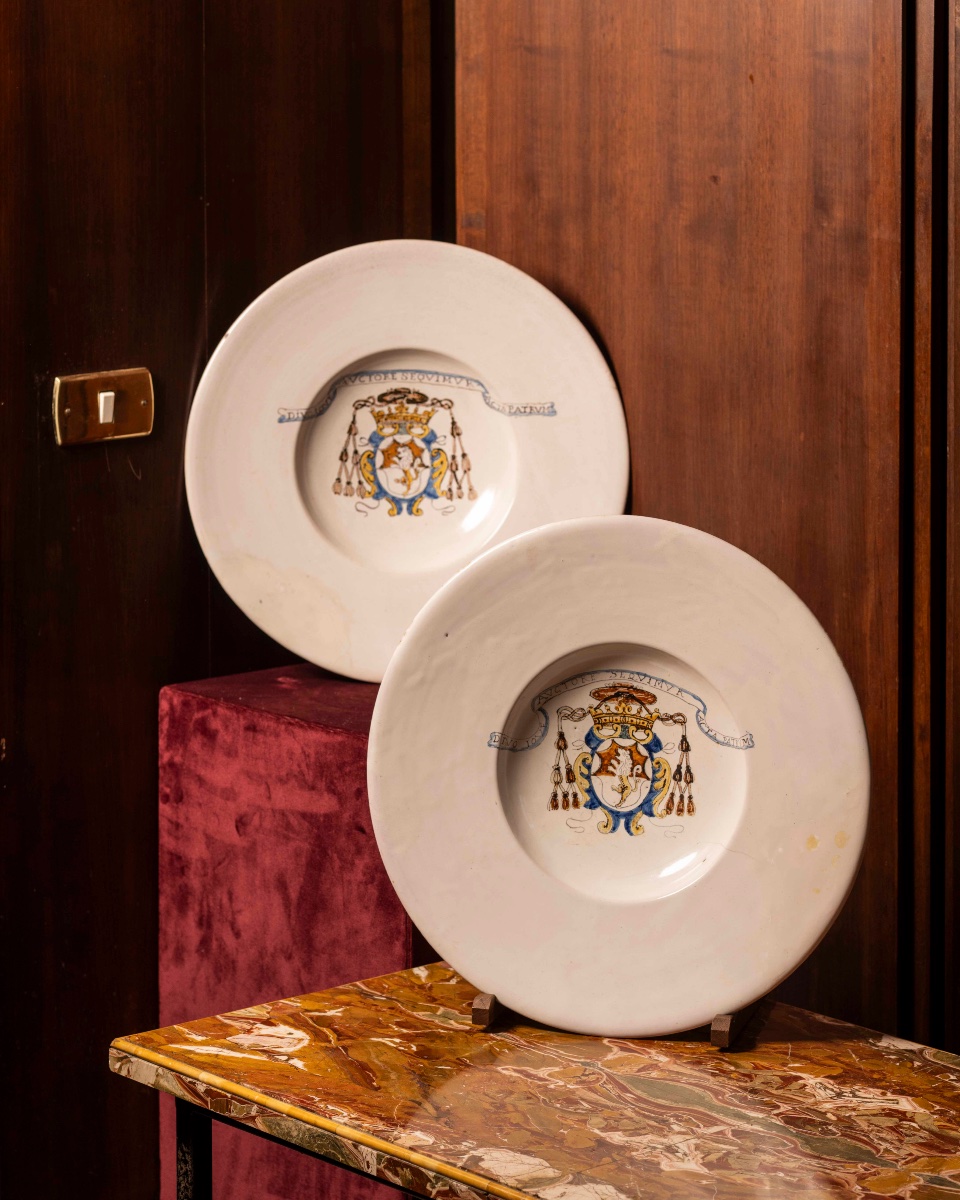 Manifattura Faenza del XVII secolo, Coppia di piatti da parata in maiolica bianca
