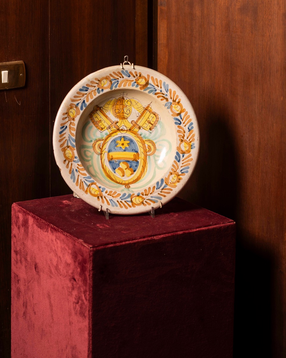 Piatto in maiolica con stemma papale Albani, Italia, XVIII secolo