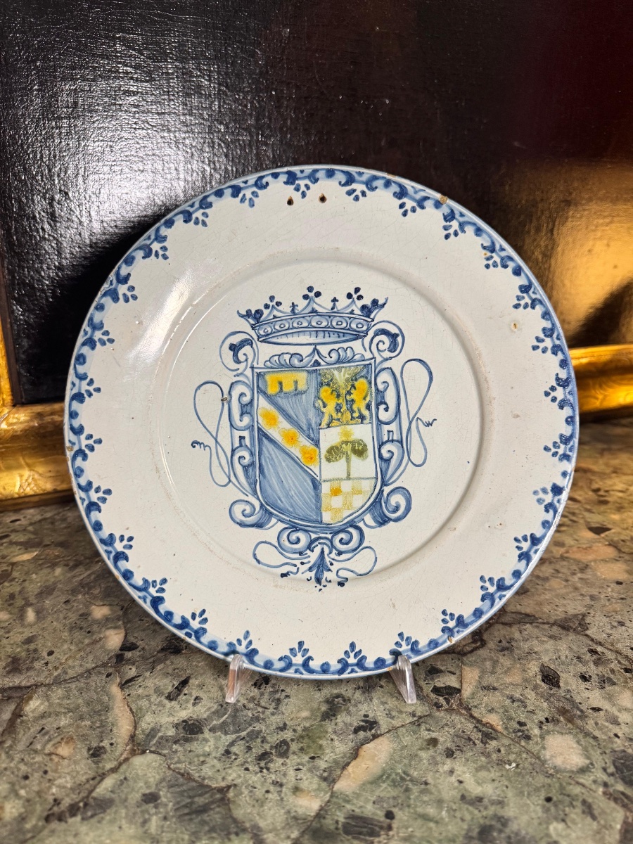 Piatto armoriato in maiolica policroma, stemma nobiliare quartato, XVIII seco