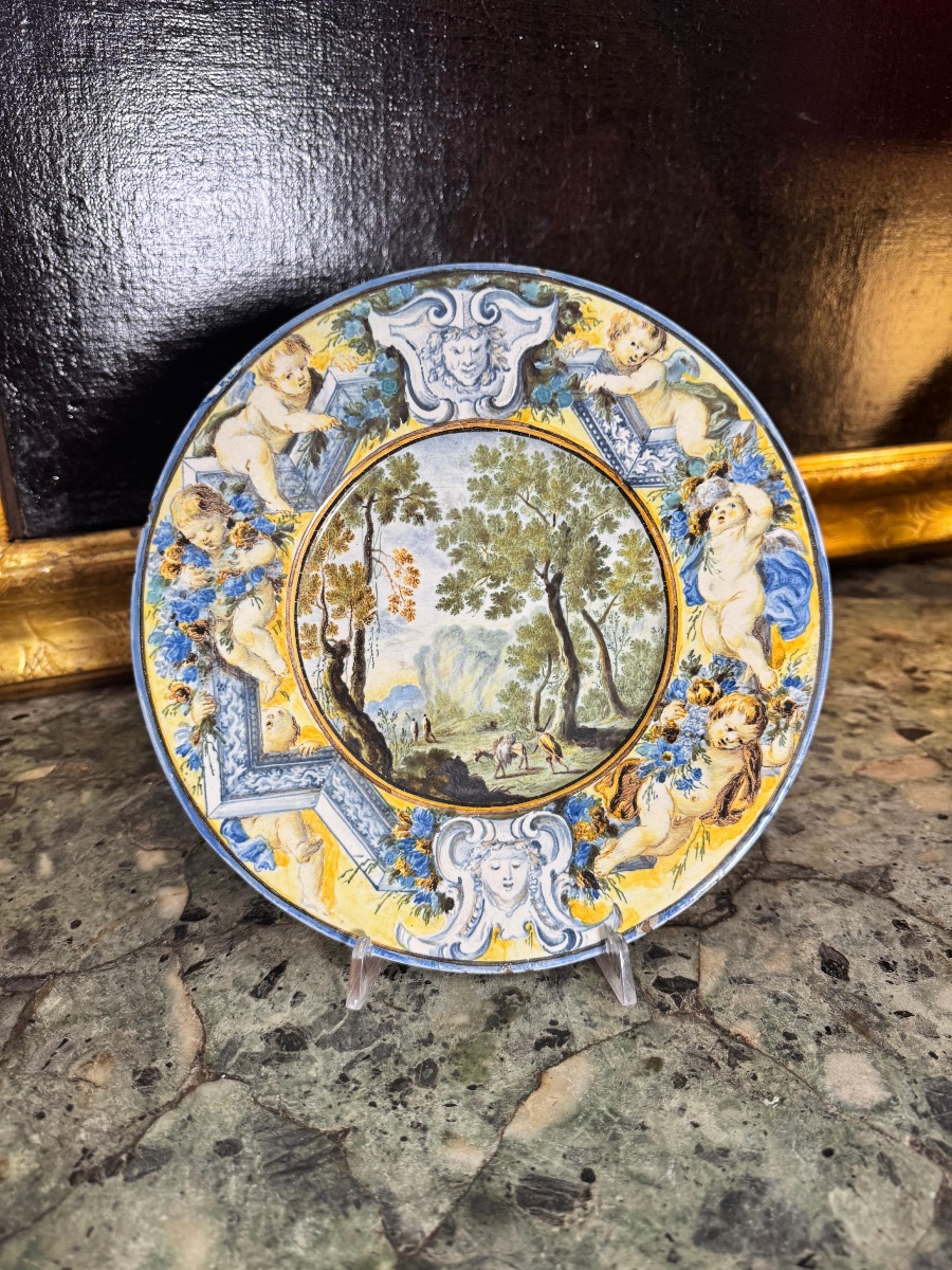 Piatto in maiolica di Castelli a “decoro a paese”, Carlo Antonio Grue, inizio XVIII secolo