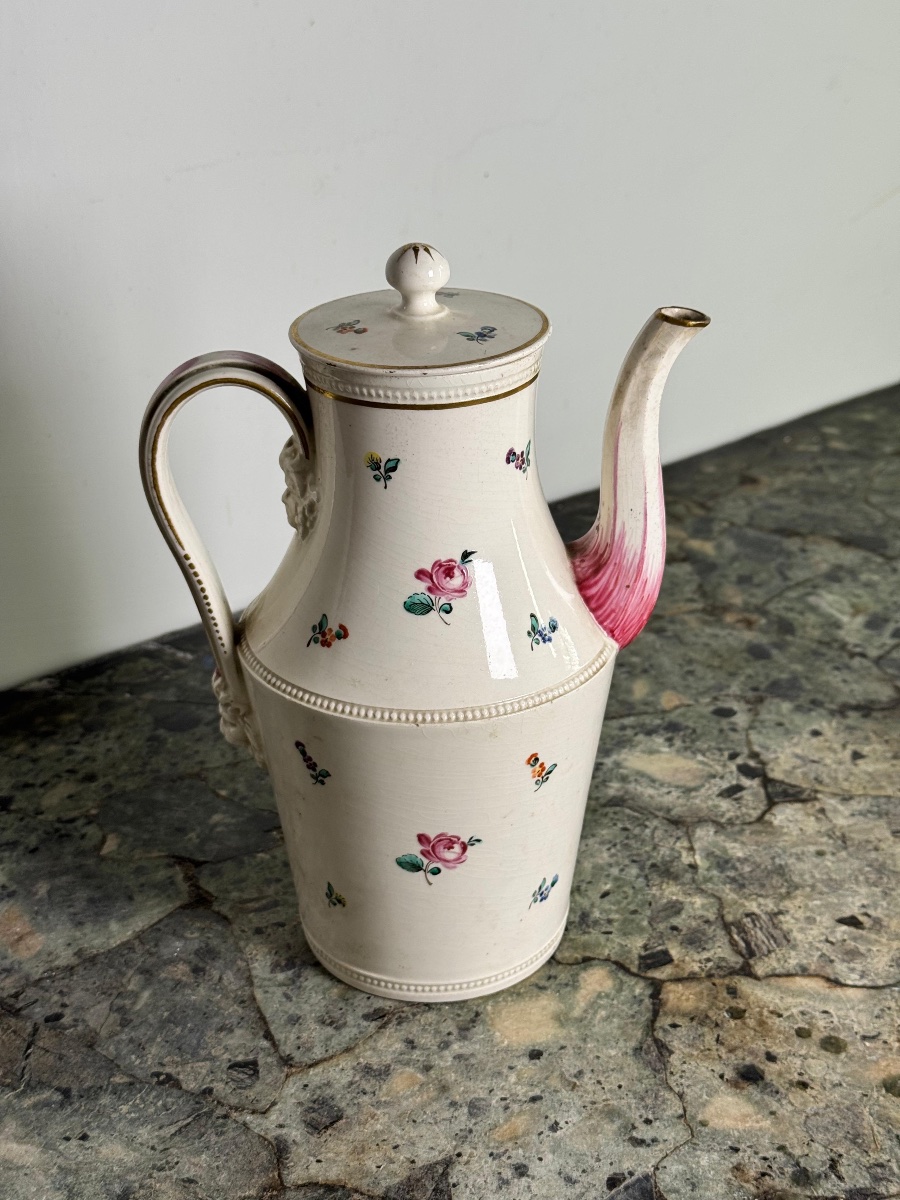 Caffettiera in porcellana Manifattura del Vecchio decorata con fiori sparsi del XVIII secolo