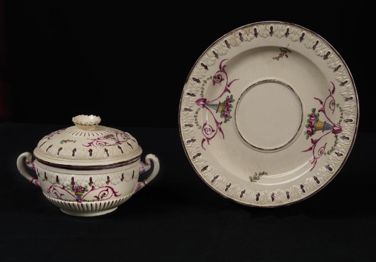 Tazza “da puerpera” con piattino – Manifattura di Pesaro – Ceramica italiana, XVIII-XIX secolo.-photo-2