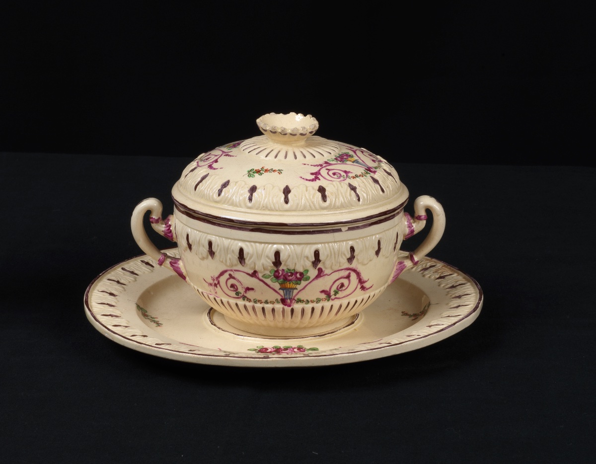 Tazza “da puerpera” con piattino – Manifattura di Pesaro – Ceramica italiana, XVIII-XIX secolo.