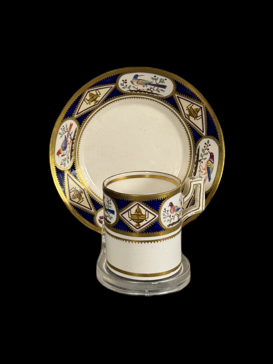 Tazza in porcellana con piattino a decoro neoclassico, Manifattura Giustiniani XIX secolo