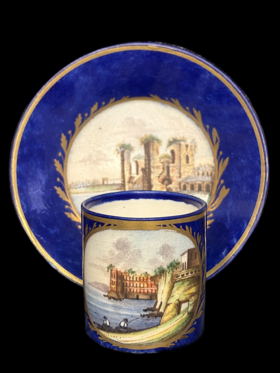 Tazza e piattino in porcellana, fondo blu e oro decorato a paesaggio, Manifattura Giustiniani