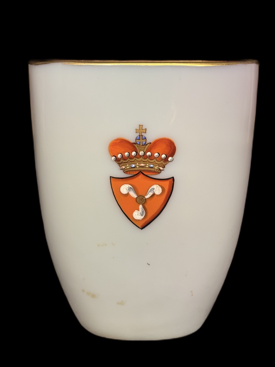 Antico vaso in vetro soffiato proveniente dalla Boemia dalle armerie Zelč, datato 1887.