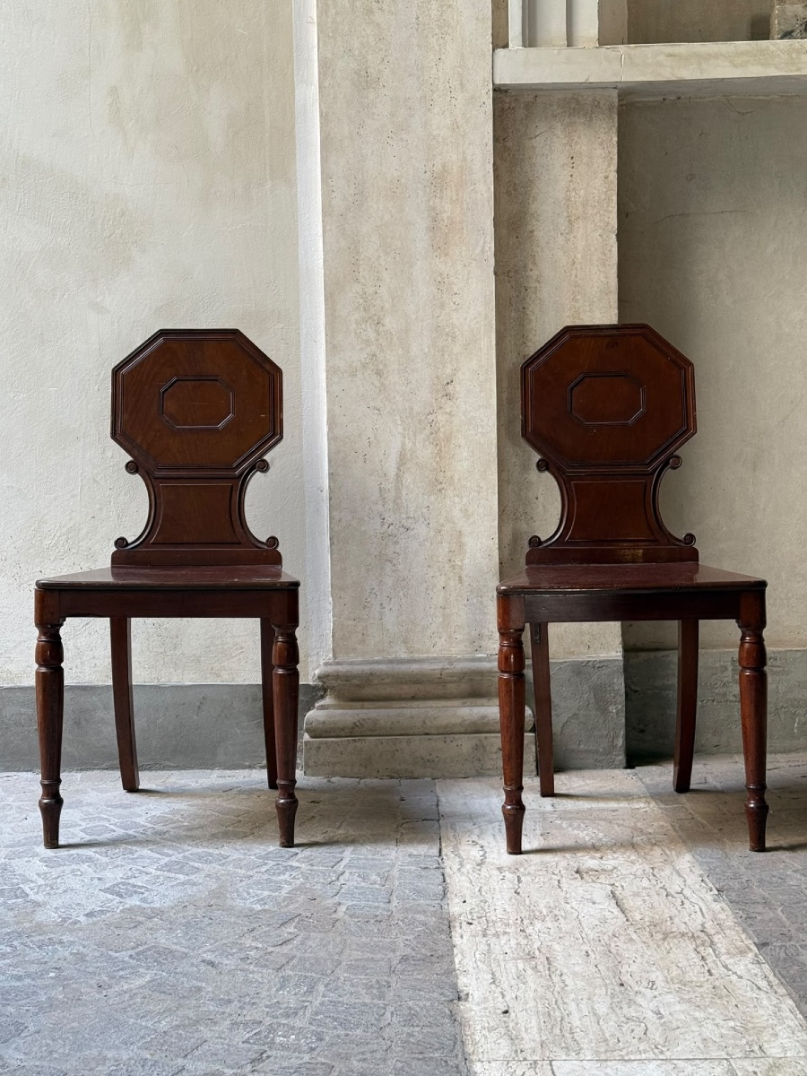 Coppia di sedie da ingresso in mogano, stile neoclassico, Inghilterra XIX secolo