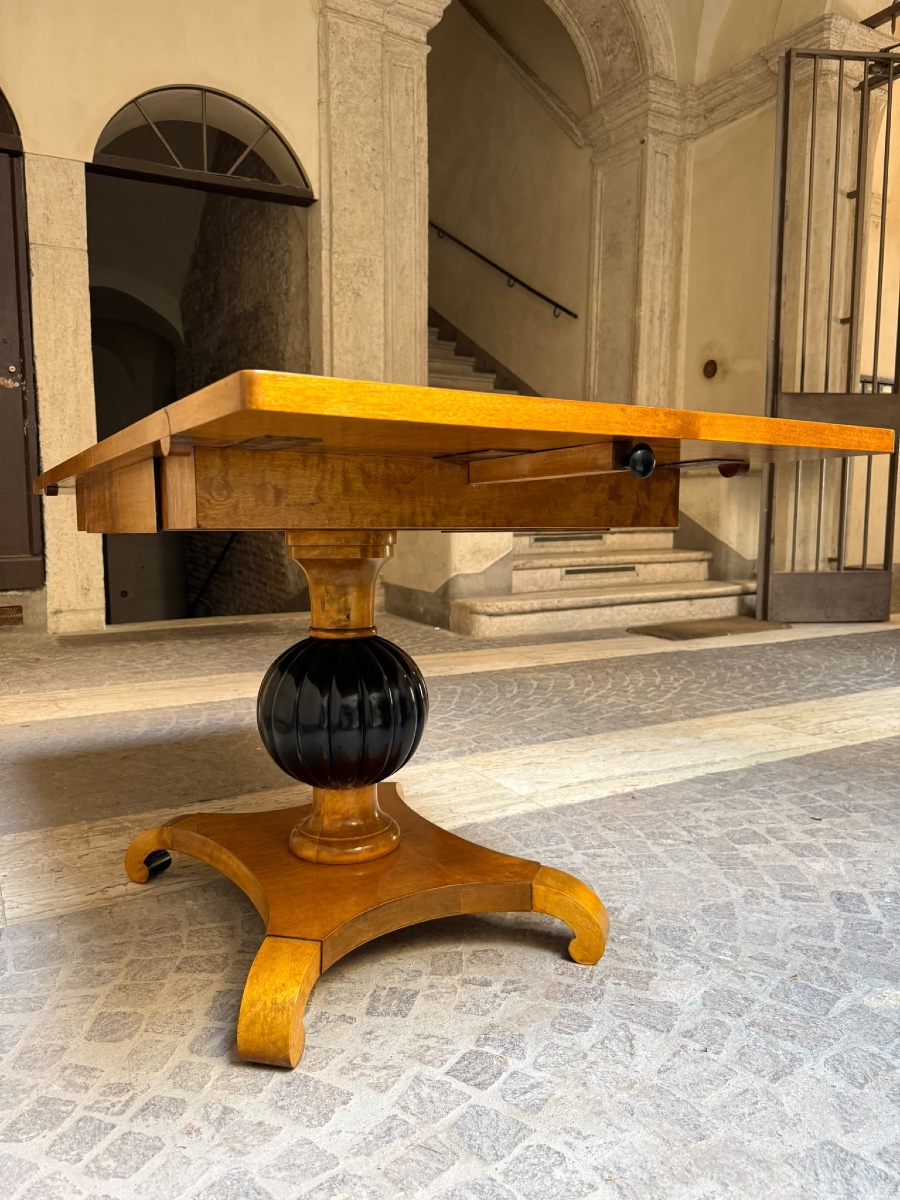 Tavolo Biedermeier con bandelle, in legno d'acero ed ebano, XIX secolo.-photo-2