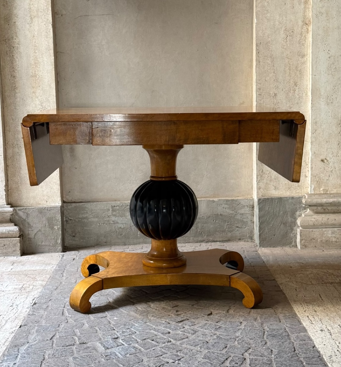 Tavolo Biedermeier con bandelle, in legno d'acero ed ebano, XIX secolo.-photo-3