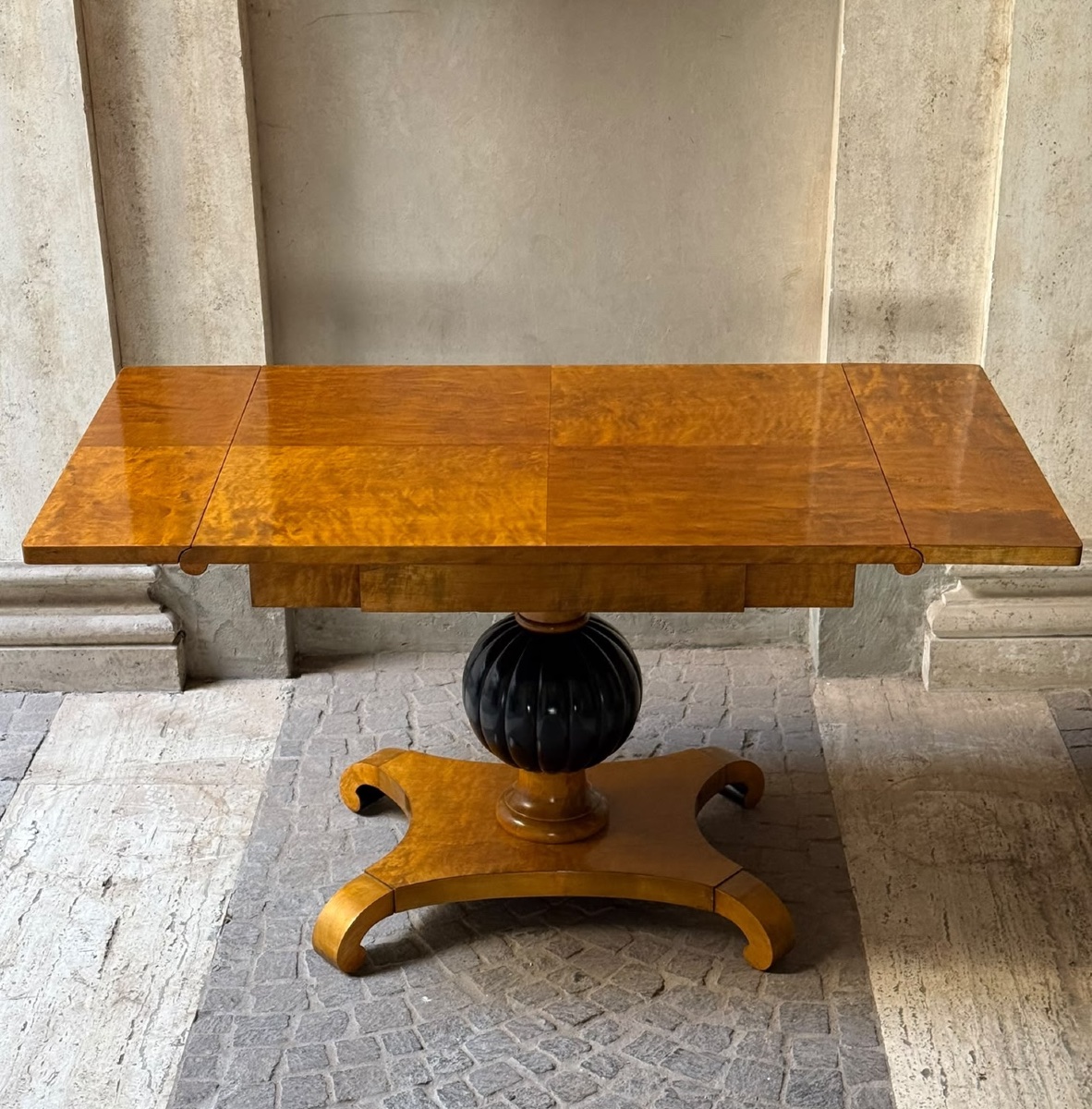 Tavolo Biedermeier con bandelle, in legno d'acero ed ebano, XIX secolo.-photo-1