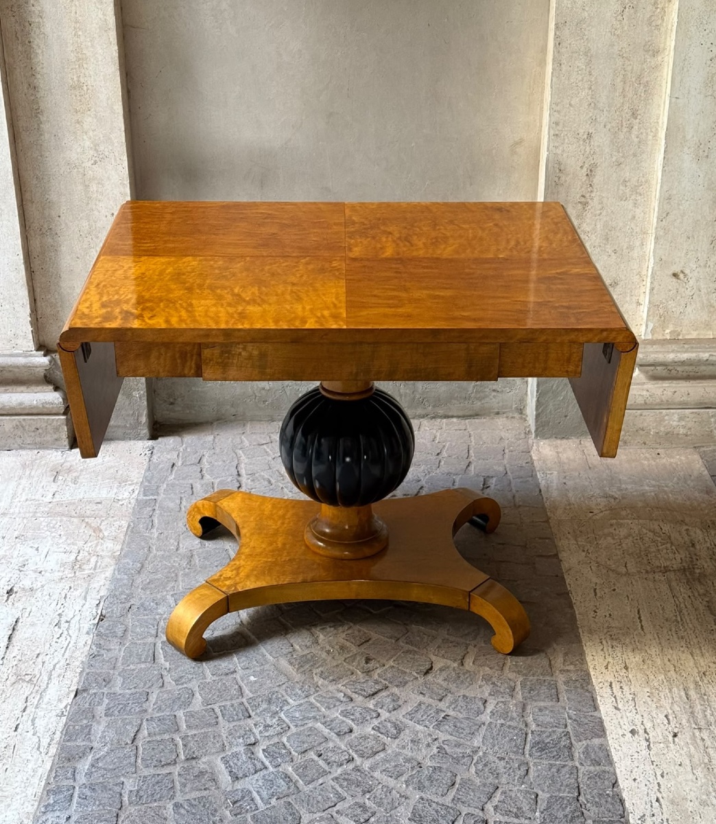 Tavolo Biedermeier con bandelle, in legno d'acero ed ebano, XIX secolo.