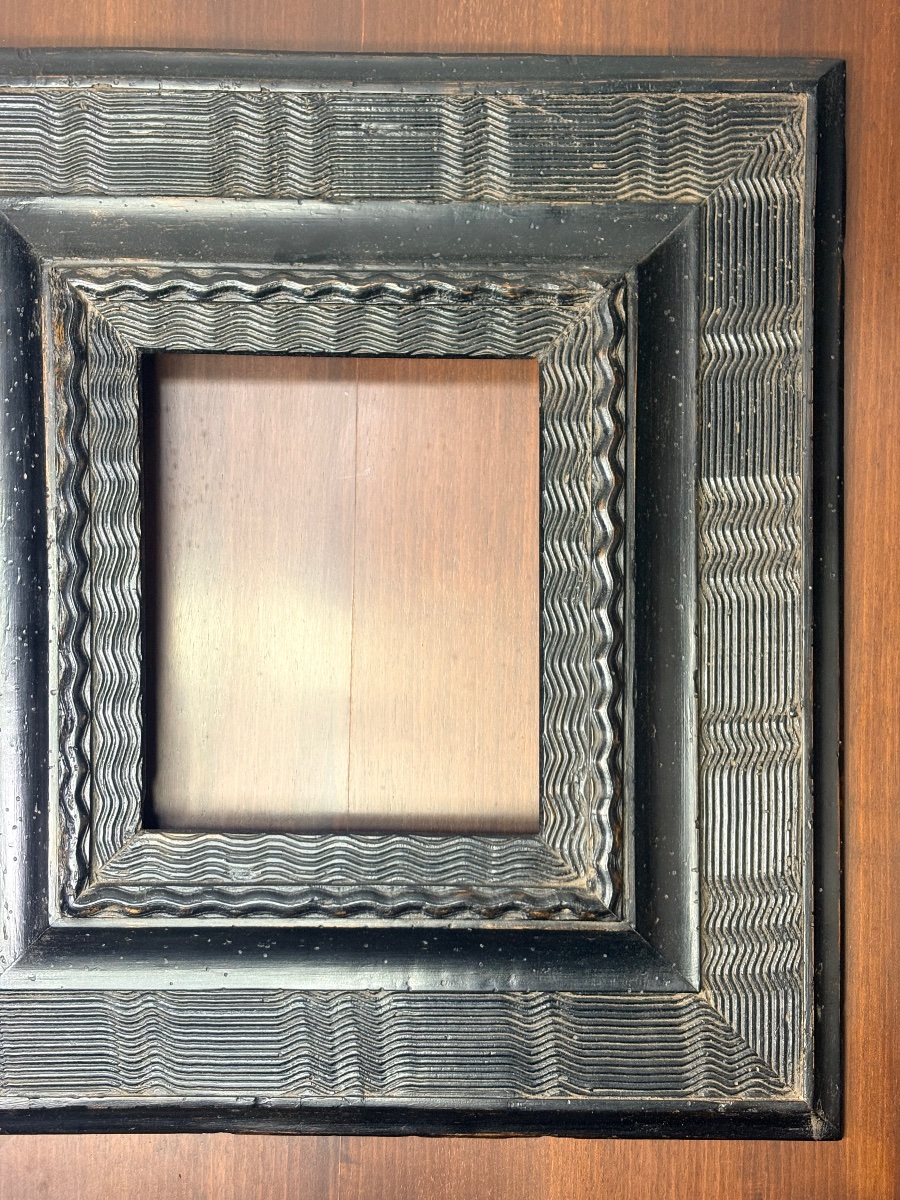 Cornice in guilloche nera, XVI secolo-photo-3