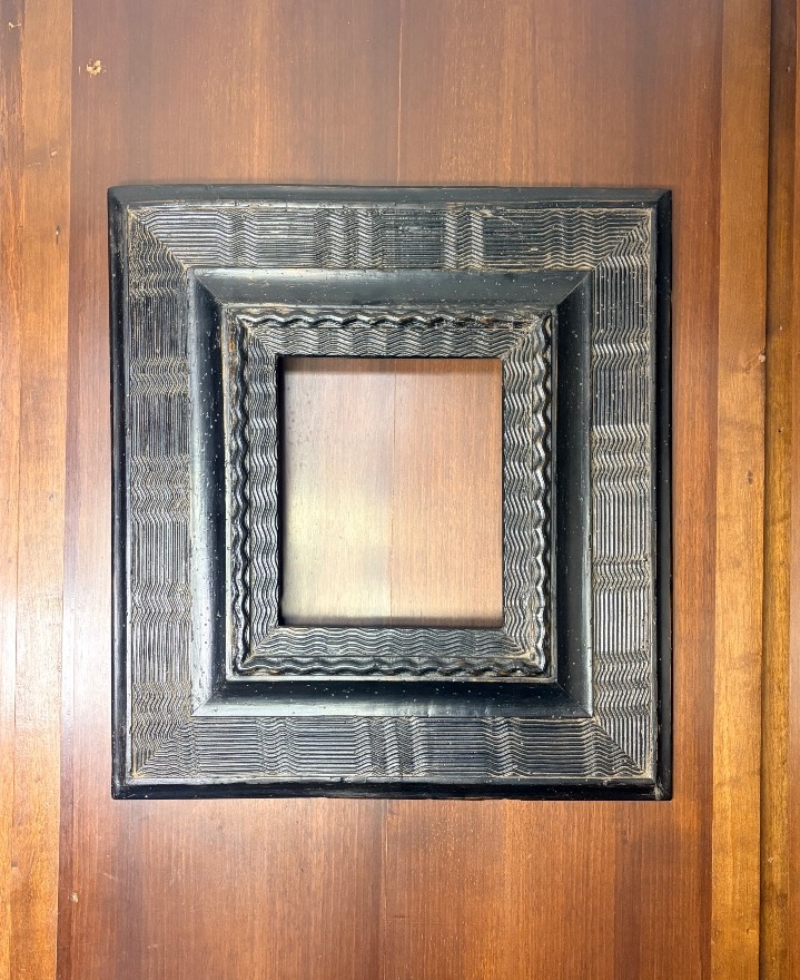 Cornice in guilloche nera, XVI secolo