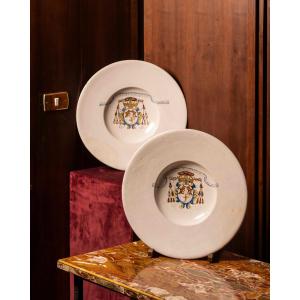 Manifattura Faenza del XVII secolo, Coppia di piatti da parata in maiolica bianca